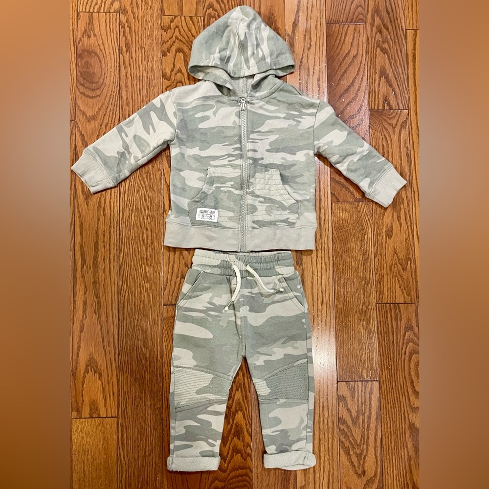 2 piece light fatigue print sweatsuit by Art Class in size 18m